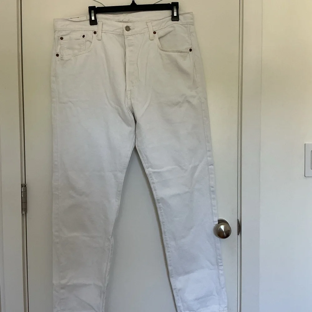 Levi's White Jeans with Leather Patch - Picture 2 of 3